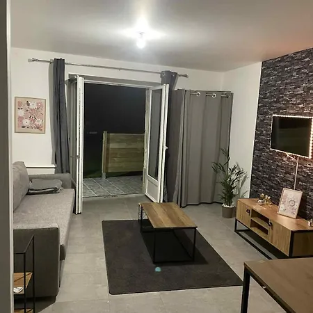 With Garden Terrace And Free Parking 아파트 캉